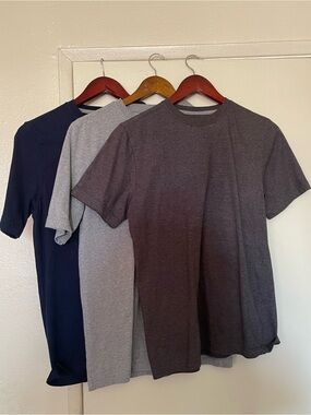 Lot of 3 Mens T shirts. S